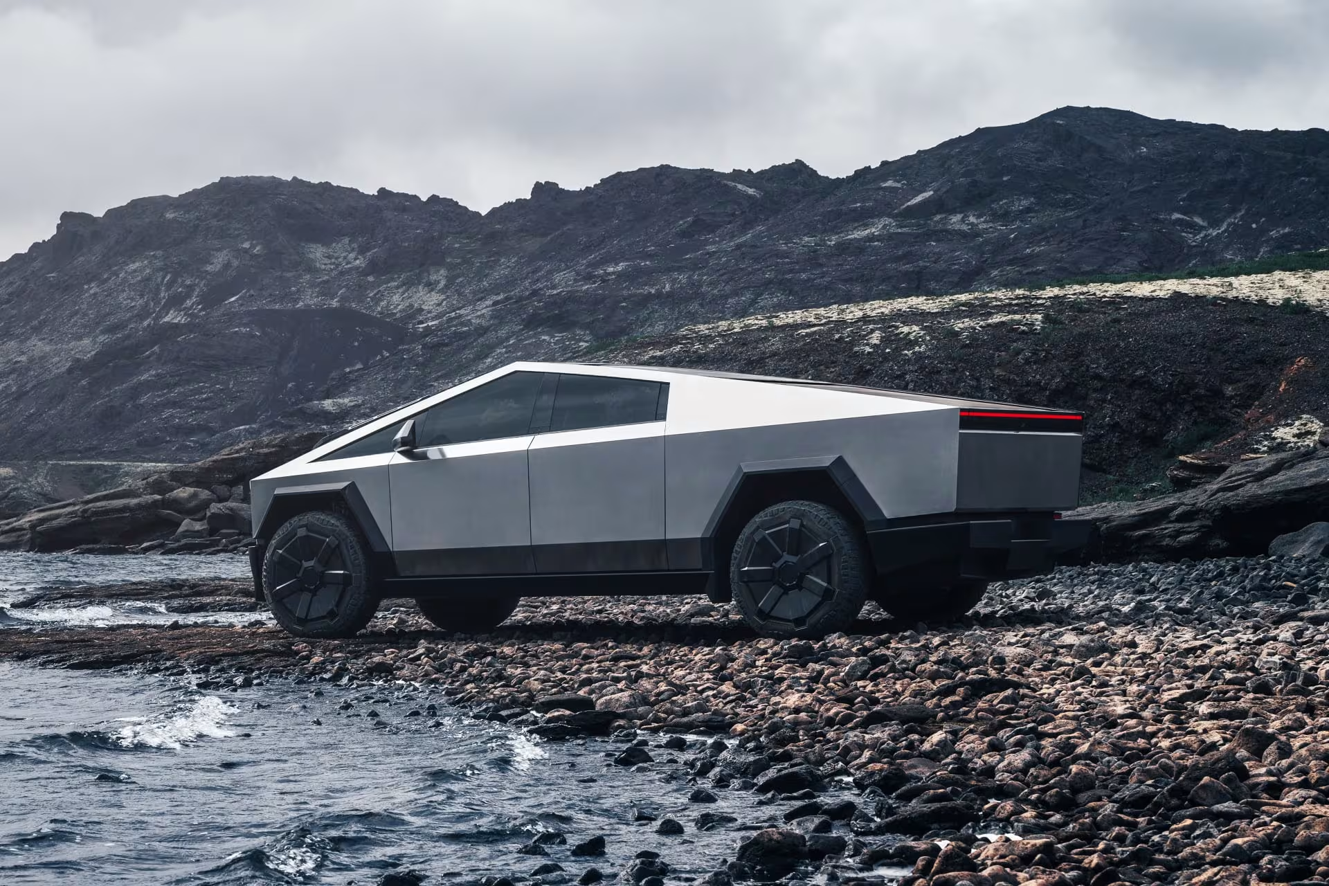 Tesla Pulls Plug on “Long Range RWD” Cybertruck Trim