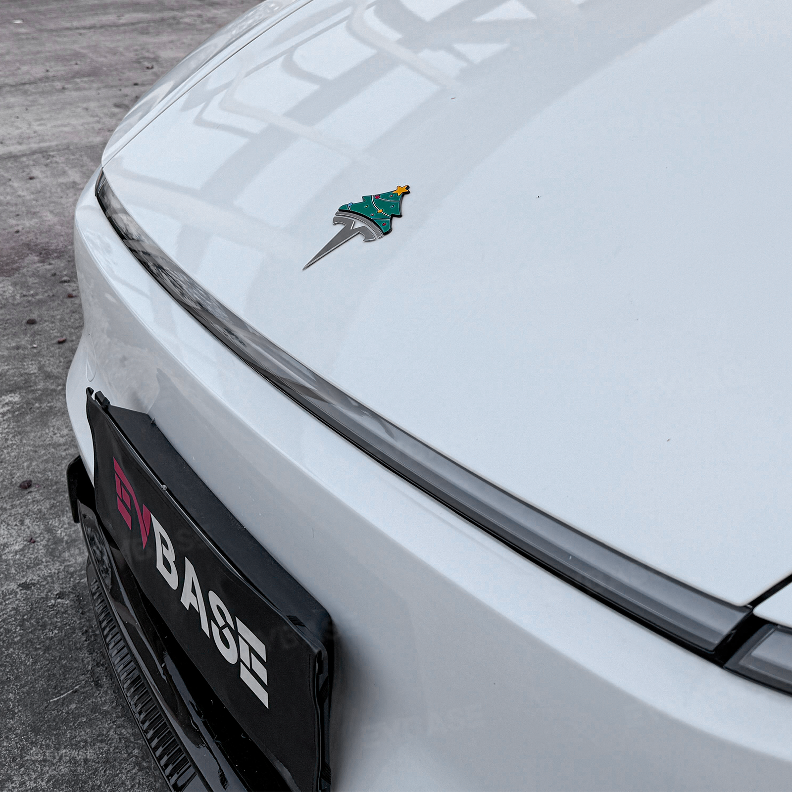 Christmas Holiday Car Decor Headrest Hat LED Christmas Wreath Lighted Snowman Plush Figurines 3D Xmas Emblem Stickers for Tesla