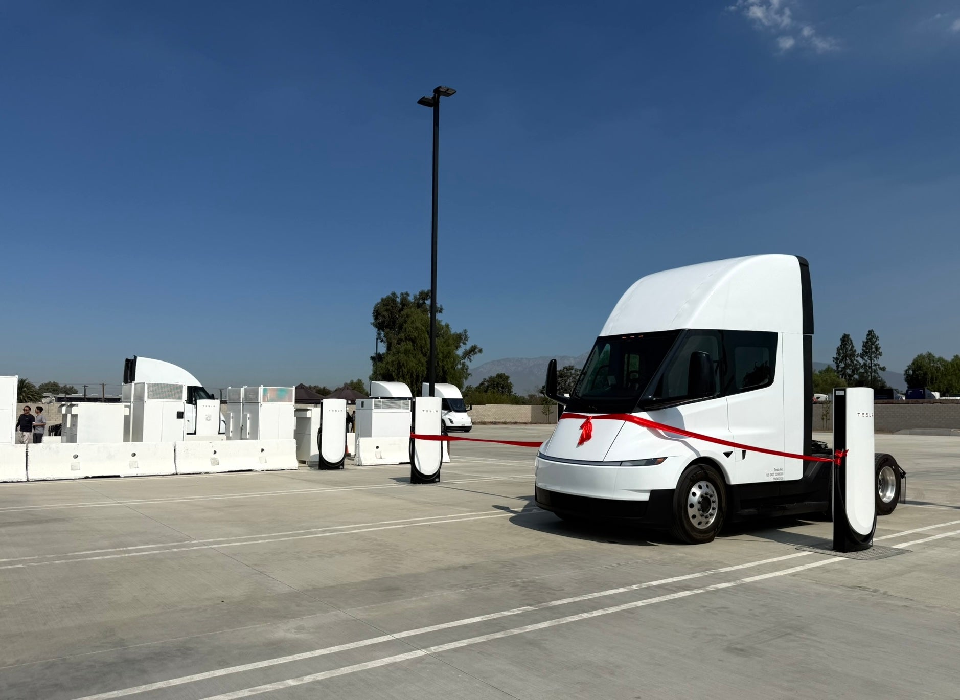 Tesla Opens Six-Stall 1.2MW Megacharger in Bloomington, California for Tesla Semi