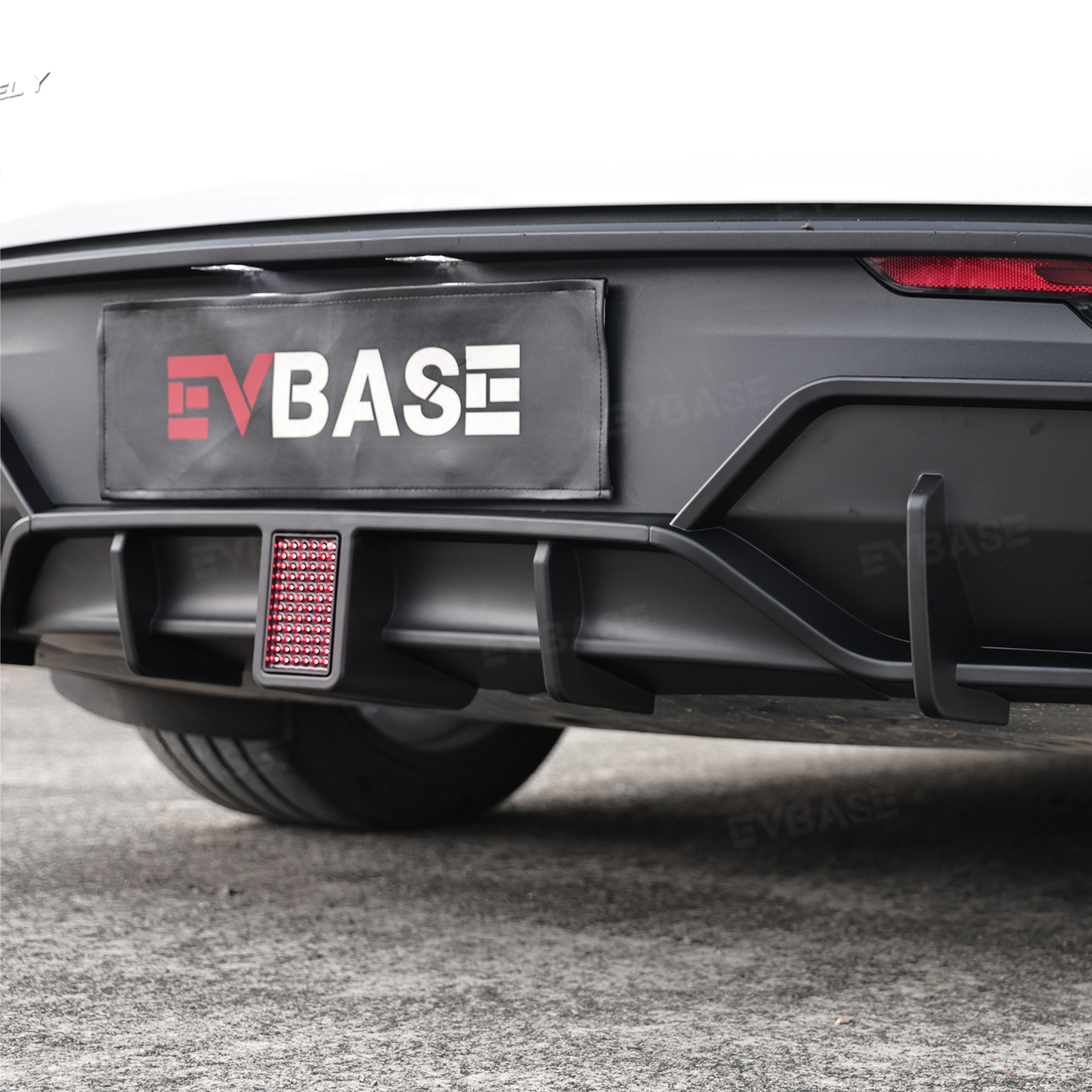 Model Y Juniper Rear Diffuser Sporty Style Lower Bumper Lip with LED Brake Light ABS Body Kit for Tesla